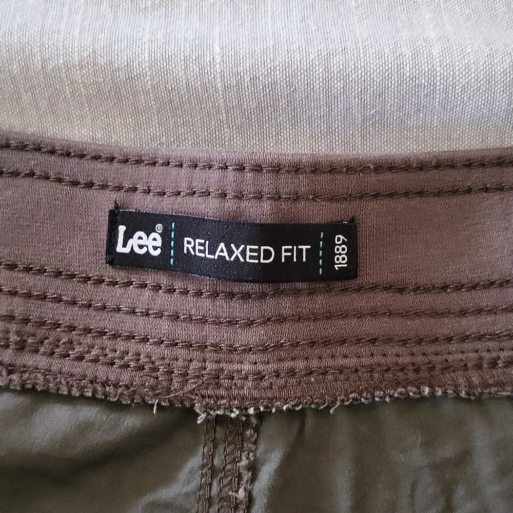Lee relaxed fit army green Capri pants Size 16W - Picture 7 of 8